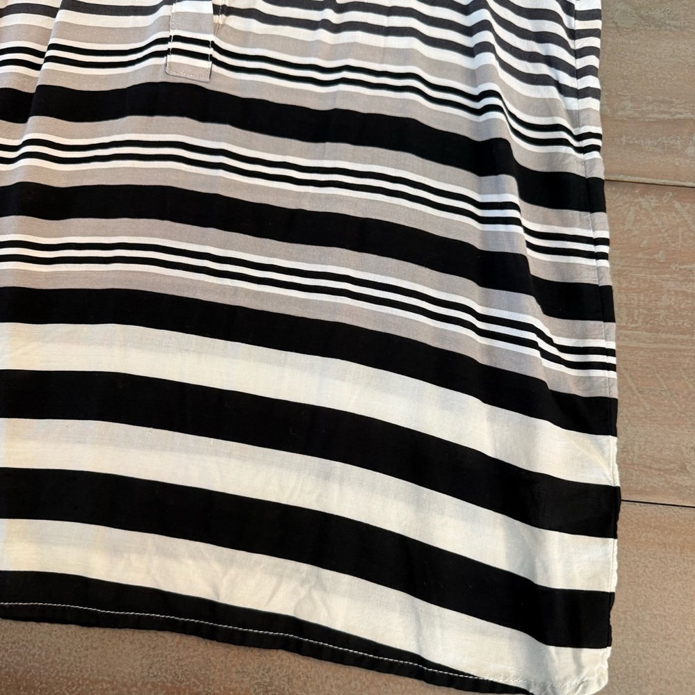 Old Navy B&W striped, sleeveless blouse split neck button-front detail Sz M EUC - Picture 5 of 10